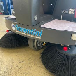 Découvrez notre balayeuse électrique FIORENTINI S28B avec système de lavage!