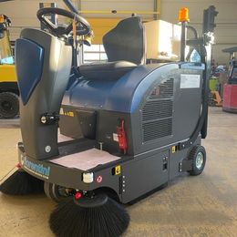 Découvrez notre balayeuse électrique FIORENTINI S28B avec système de lavage!