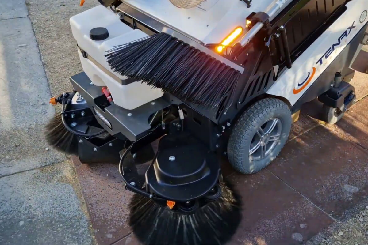 Démonstration de la balayeuse électrique Tenax Maxwind @ KWS Reinigungsmaschinen.ch Démonstration de la balayeuse électrique Tenax Maxwind