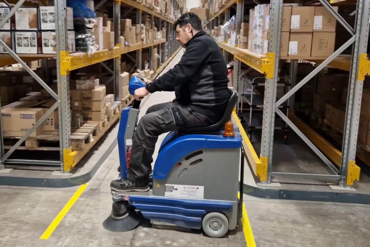 Fiorentini balayeuse-aspiratrice Minisweeper chez Banholzer AG @ KWS Reinigungsmaschinen.ch Fiorentini balayeuse-aspiratrice Minisweeper chez Banholzer AG