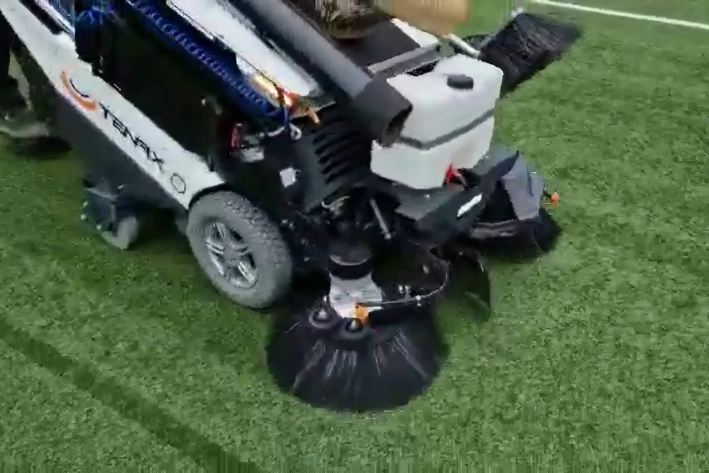 Entretien des gazons artificiels avec notre balayeuse Maxwind de Tenax @ KWS Reinigungsmaschinen.ch Entretien des gazons artificiels avec notre balayeuse Maxwind de Tenax